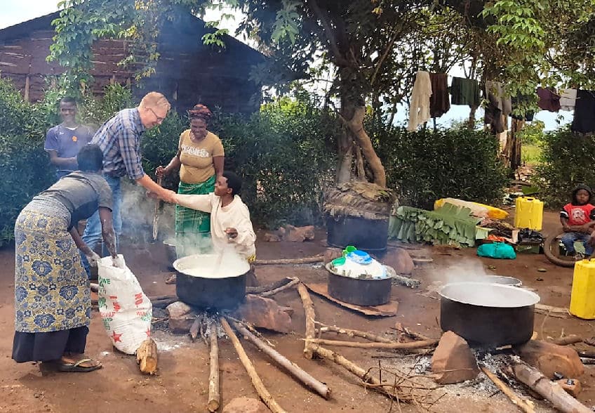 Kokende vrouwen in Kalongo